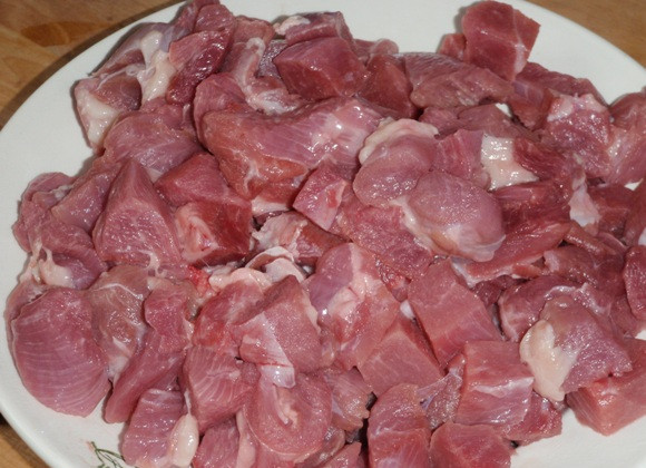 1. Этап. Вкусный пирог с мясом: Для начинки мелко нарезаем мясо. Можно взять свинину, куриное филе или филе индюшки. Мясо из куриной или индюшачьей грудки получится суховатым, поэтому лучше взять мякоть бедра птицы.