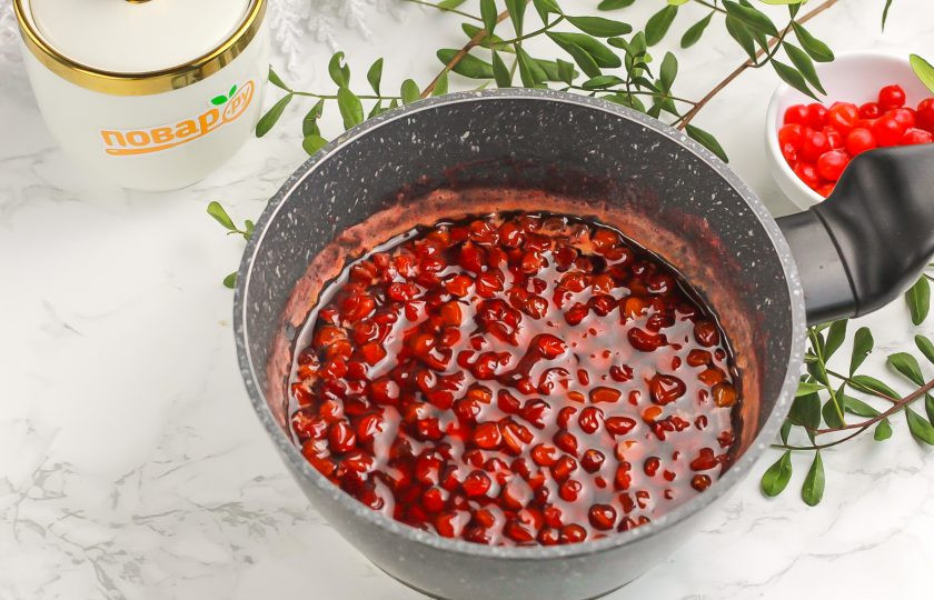 1. Этап. Повидло из калины: При комнатной температуре остудите варенье до теплого состояния.