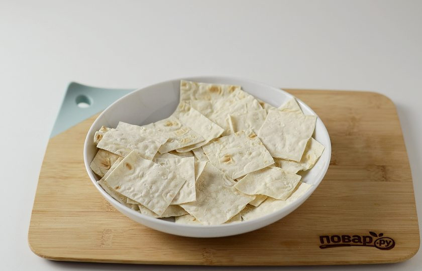 1. Этап. ПП чипсы: Лист лаваша нарежьте квадратиками.
