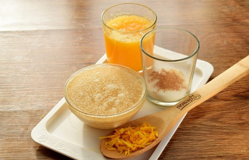 1. Этап. Пряное тыквенное суфле с отрубями: Отруби замочите в теплой кипяченой воде. С апельсина снимите цедру и выжмите сок. Желатин замочите в апельсиновом соке.