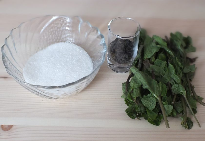 1. Этап. Марокканский чай: Подготовьте необходимые ингредиенты. Мяту вымойте и хорошо просушите.