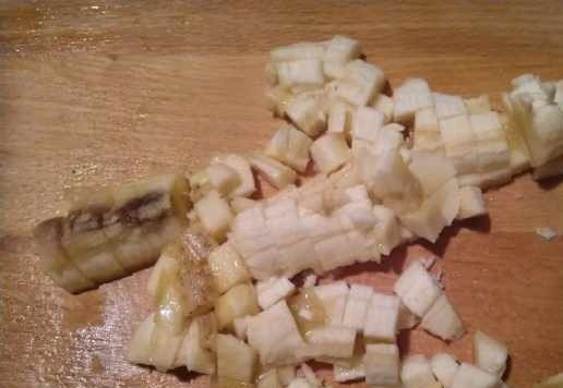 1. Этап. Рисовые оладьи с бананом: Банан нарезать кубиками и ввести в смесь. Используйте спелый банан, так будет вкуснее.