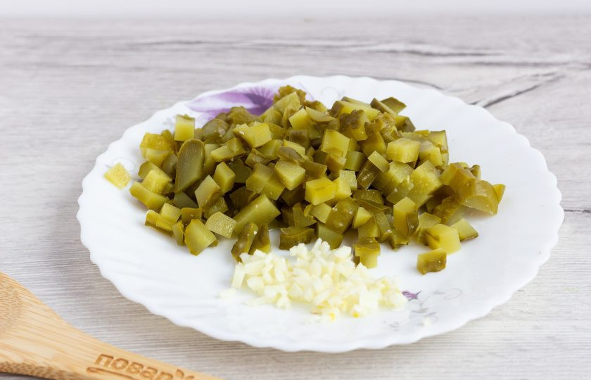 1. Этап. Почки по-русски: В последнюю очередь добавьте нарезанные огурцы и чеснок. Залейте сметаной и тушите под крышкой 7-10 минут. Посолите по вкусу. Если вы хотите добавить сюда же жареный картофель, то делайте это на данном этапе.