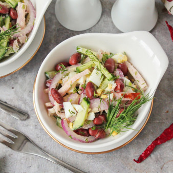 Салат из копченой куриной грудки с фасолью и огурцом