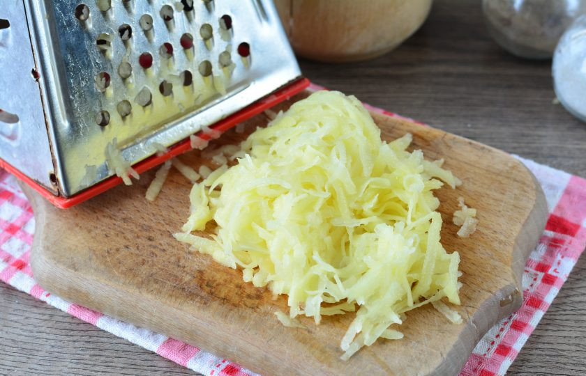 1. Этап. Картофельные шницели: Картофель натрите на терке.