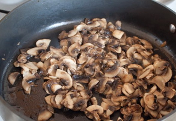 1. Этап. Кальмары, фаршированные омлетом и шампиньонами: Измельчите укроп, потрите сыр. Грибы нарежьте пластинками и обжарьте на растительном масле до мягкости около 5 минут.