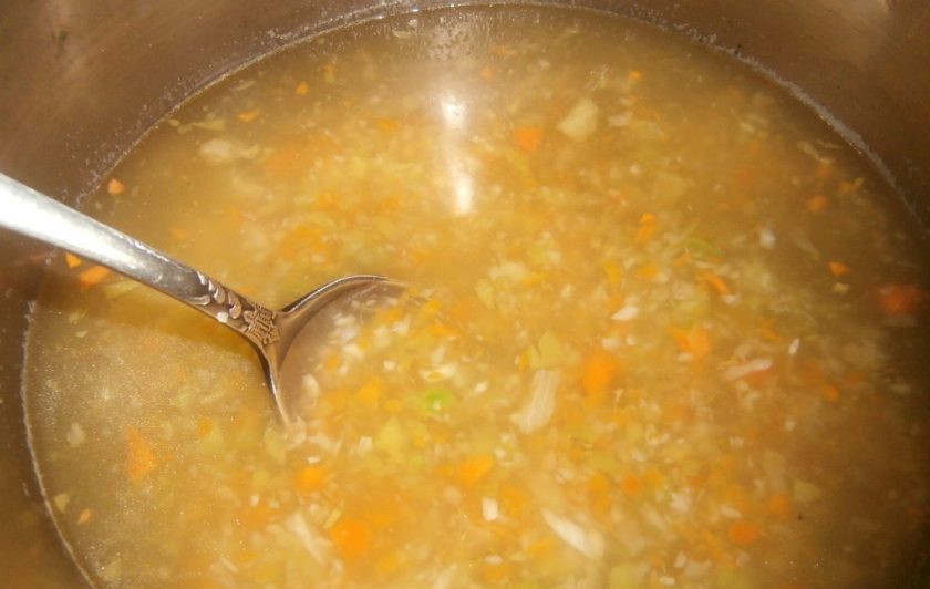 1. Этап. Американский сливочный суп с бурым рисом: Поставьте воду на огонь. Добавьте в неё овощи со сковороды. Натрите картофель. Доведите бульон до кипения. Закройте его крышкой, и оставьте на 10 минут без огня.