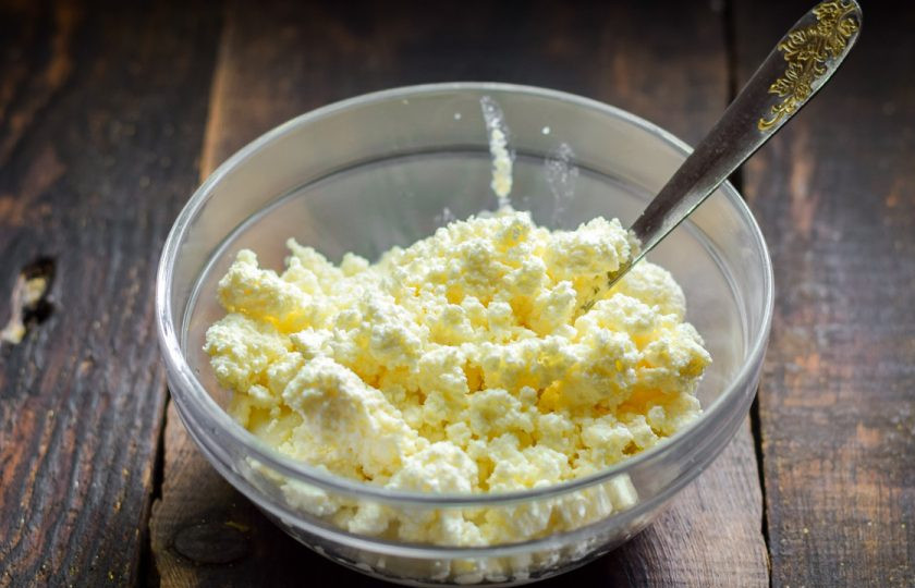 1. Этап. Манники с творогом на сковороде: Следом добавьте творог в миску с манной кашей.