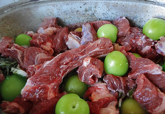 1. Этап. Чакапули из телятины: Кладем алычу.