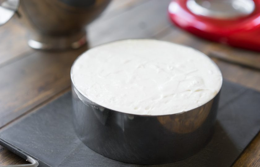 1. Этап. Десерт Птичье молоко: 19. Вылейте остальное суфле и отправьте в холодильник на 3-4 часа.