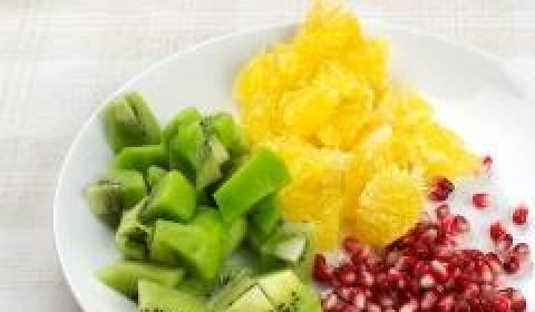 1. Этап. Фруктовый салат с киви: Все - проще простого. Киви очищаем от кожуры и режем на кубики. Апельсин очищаем от кожуры и режем на такие же кубики. Добываем 2-3 горсточки зерен граната.