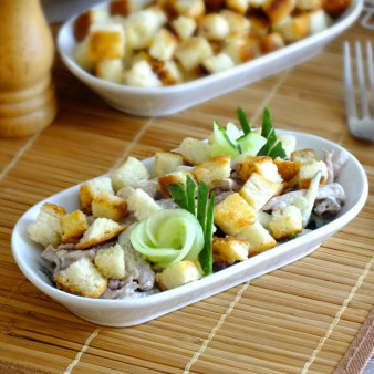 Салат с говядиной и сухариками