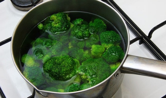 1. Этап. Равиоли с брокколи: 2. Брокколи вымойте, опустите в кипящую подсоленную воду и варите минут 7-9 до мягкости. После слейте воду.