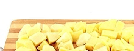 1. Этап. Суп с мясом в мультиварке: Картофель режем кубиками.