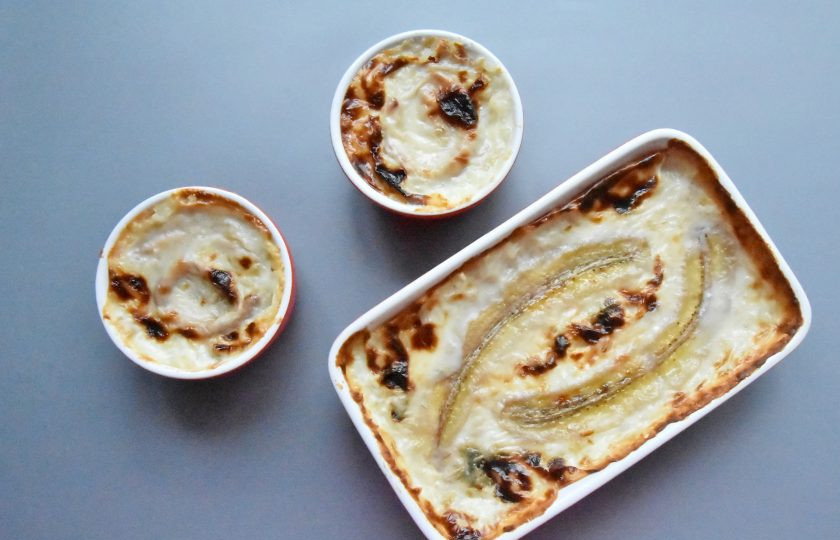 1. Этап. Рисовый пудинг с бананами: Установите формы с пудингом в противень. Влейте в противень воду, чтобы она покрыла формы до половины объема. Запекайте пудинг на верхнем уровне 20-25 минут при температуре 250 градусов. Подключите функцию 