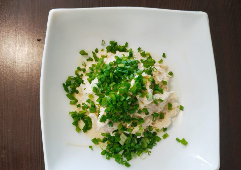 1. Этап. Яичные палочки: Добавьте мелко нарезанный зеленый лук, чеснок, пропущенный через пресс, перемешайте.