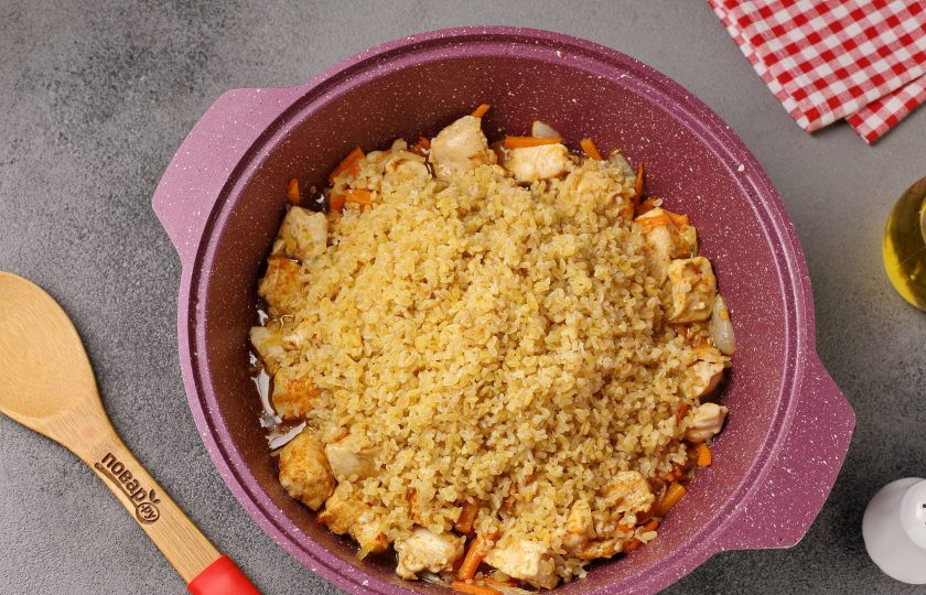 1. Этап. Плов из булгура с куриной грудкой: Добавьте промытый булгур.