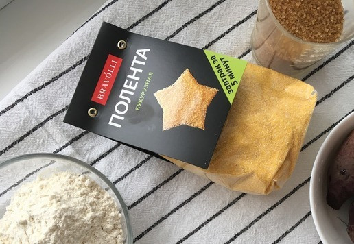 1. Этап. Пудинг свекольный с полентой: Отваренную заранее свеклу почистить, порезать на кусочки и превратить в пюре с помощью блендера