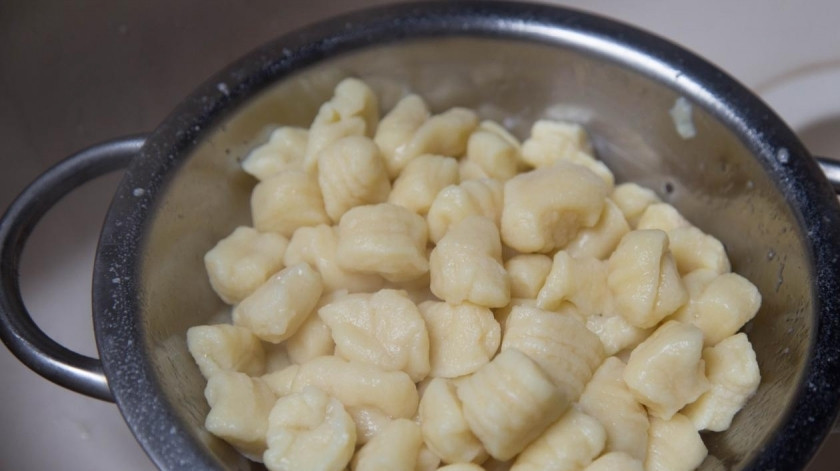 1. Этап. Куриный суп с галушками: Теперь бросьте в бульон почти готовые галушки. Их лучше заранее немного поварить.