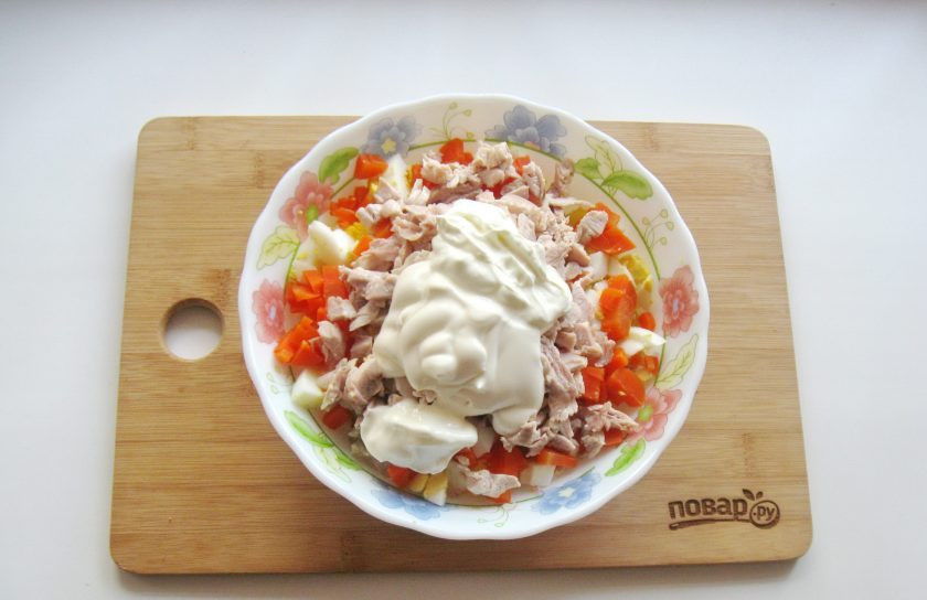 1. Этап. Оливье без горошка: Заправьте салат сметаной и майонезом.