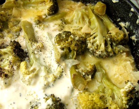 1. Этап. Крем-суп из брокколи с молоком: Через 20 минут открываем крышку и наливаем сливки. Нарезаем сыр на кусочки. Можно использовать сыр на свое усмотрение. Я люблю поострее, поэтому положила сыр с плесенью. Солим, перчим и тушим еще около 10-15 минут под крышкой.