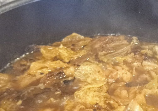 1. Этап. Суп из копчёной капусты и чоризо: В кастрюле добавить копчёную капусту, картофель. Влить бульон, откорректировать на соль, перец. Довести до кипения и тушить 15 минут