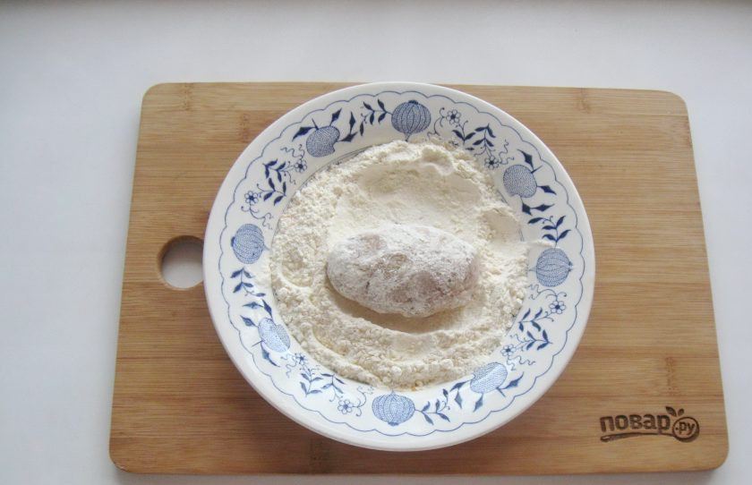 1. Этап. Рыбные котлеты с майонезом: Перемешайте муку с куркумой. Из фарша сформируйте котлеты и обваляйте в смеси муки с куркумой.