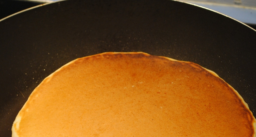 1. Этап. Блины толстые: 2. Теперь тесто аккуратно разливаем на сковороду со сливочным маслом ложкой и обжариваем с двух сторон каждый блин.