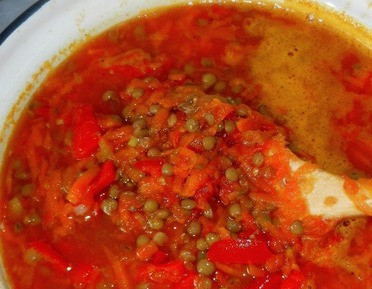 1. Этап. Чечевичный томатный суп: 5. Проварите суп около десяти минут до полной готовности чечевицы. Не забывайте постоянно помешивать. Кроме этого, пробуйте на вкус и можете добавить приправы.