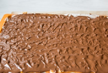 1. Этап. Сникерс в домашних условиях: И последний шаг: заливаем все слои растопленным оставшимся шоколадом. И ставим в холодильник.