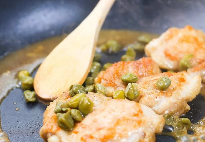 1. Этап. Оригинальный рецепт курицы: Влейте в сковороду бульон, вскипятите, положите туда курицу и протушите под крышкой минуты 3. Добавьте сок и каперсы, готовьте еще 3 минуты.