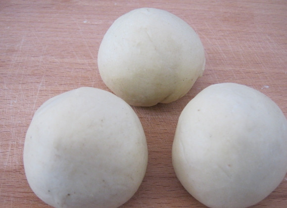 1. Этап. Турецкая лепешка гезлеме: Затем разделите тесто на 3 части.