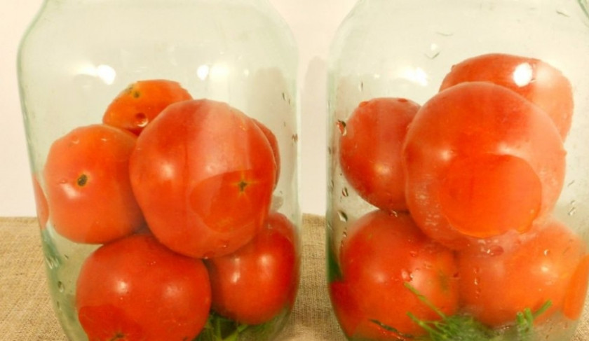 1. Этап. Консервированные помидоры с яблоками: 1. На дно банок (две по 1 л.) поместите по веточке укропа и петрушки. Заполните банки до половины помидорами.