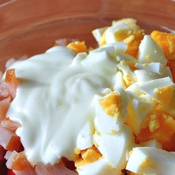 1. Этап. Салат с копченой куриной грудкой: Добавляем в салат кубиками нарезанные отварные яйца и копченую курицу. Заправляем приготовленной нами смесью, солим по вкусу.