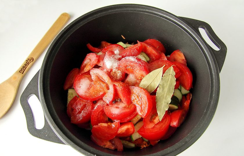 1. Этап. Салат Кубанский с капустой на зиму: Добавьте соль, сахар, перец, влейте масло, уксус, добавьте лавровый лист, паприку и перец горошком.