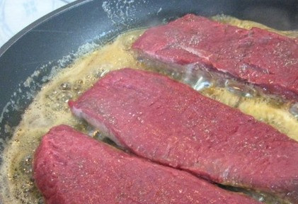 1. Этап. Говядина с кровью: Стейки солим и перчим и выкладываем этой стороной на сковородку.
