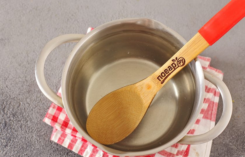 1. Этап. Маринованные огурцы как в СССР: Затем слейте воду в кастрюлю, добавьте сахар, соль и доведите до кипения. В самом конце добавьте уксус.