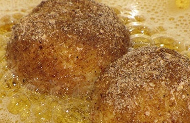 1. Этап. Картофельные шарики с фаршем: 7. В кастрюле или сковороде разогреваем растительное масло, в раскаленное масло бросаем шарики, жарим минут десять, после чего переворачиваем и жарим еще столько же.