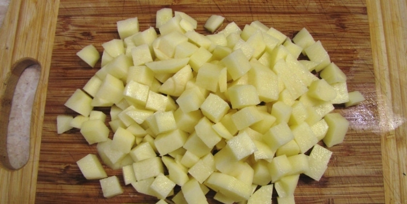 1. Этап. Уха из головы сазана: Кастрюлю снова возвращаем на огонь. Тем временем мы перебираем и моем пшено. Оставшийся картофель чистим и нарезаем кубиками.