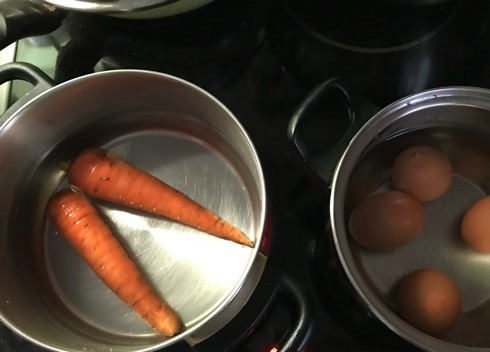 1. Этап. Оливье по-мексикански: 2. Отвариваем морковь и яйца, остужаем.