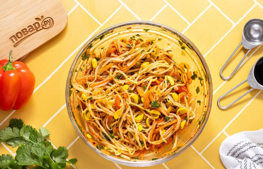 1. Этап. Салат из пророщенной сои по-корейски: Все перемешайте. Дайте салату настояться минимум полчаса в холодильнике.