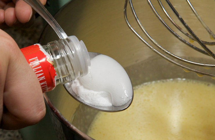 1. Этап. Торт для мужа: 5. Затем добавить гашеную соду или разрыхлитель.