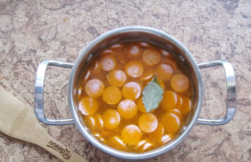 1. Этап. Солянка как в ресторане: Солянку посолите, поперчите, добавьте лавровый лист.