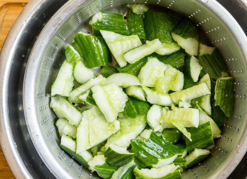 1. Этап. Салат из курицы с огурцами по-китайски: 2. Положите их в дуршлаг, чтобы стекла лишняя влага, а уже после выкладывайте в блюдо, в котором будем смешивать остальные ингредиенты.