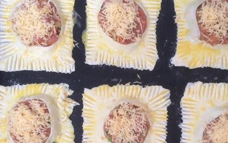 1. Этап. Слоеные пирожки с фаршем и овощами: Сверху посыпаем тертым сыром, отправляем гусарики в разогретую до 180 градусов духовку на 20-25 минут. Готовые гусарики подавайте со свежей зеленью и овощами.