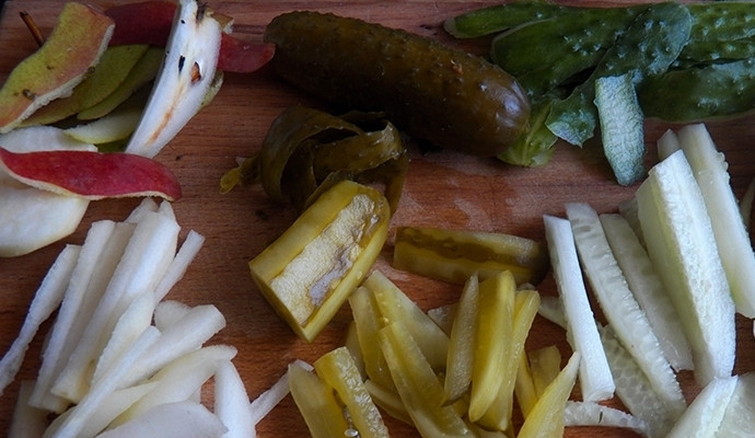 1. Этап. Салат Новогоднее настроение: Груши вымойте под проточной водой. Очистите их от кожуры, достаньте сердцевинку. Нарежьте груши соломкой. Точно также нарежьте и очищенные от кожицы соленые и свежие огурчики.