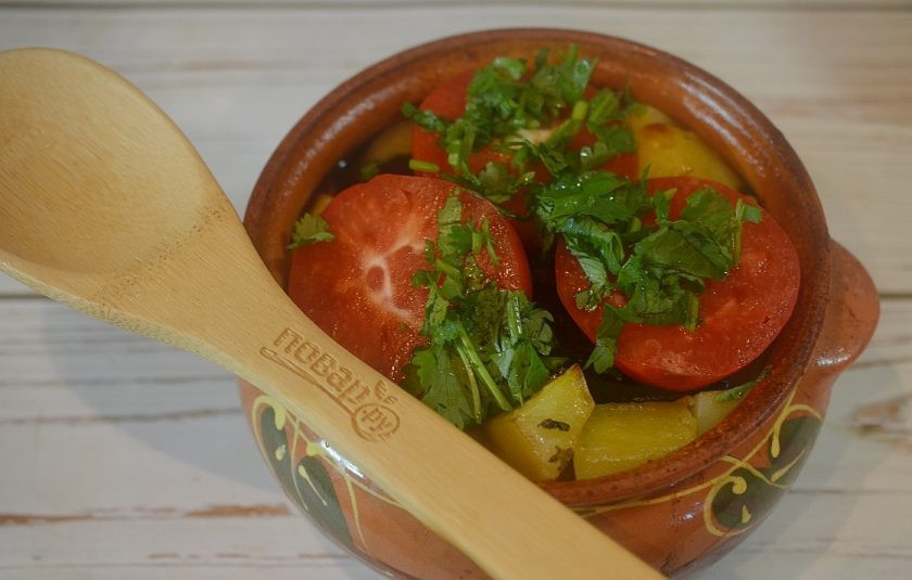 1. Этап. Чанахи по-днепропетровски: 18. Достаньте горшочки из духовки, выложите оставшийся чеснок, кружки помидора и кинзу. Отправьте в духовку еще на 15 минут.