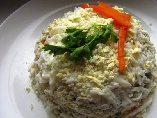 1. Этап. Салат с говяжьим сердцем: Майонез смешайте с давленым чесноком. Теперь нужно выложить салат на тарелку для подачи слоями. Начните со слоя мяса, а далее выкладывайте в такой последовательности: майонез, маринованный лук, морковь, майонез, яйцо, сыр, майонез. Верхний слой смажьте тонким слоем майонеза и украсьте тёртым яичным желтком.