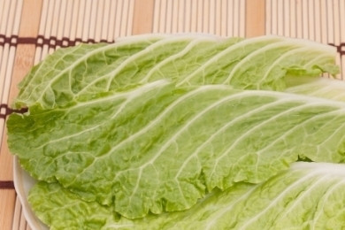 1. Этап. Рулетики из блинов с семгой: Помойте и высушите листья пекинской капусты. Твердые части листа удалите. Вместо капусты отлично подойдут и листья салата