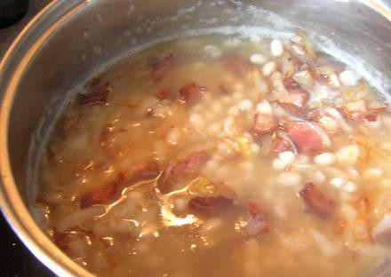 1. Этап. Суккоташ по-венгерски: Фасоль отвариваем в подсоленной воде до полуготовности. Затем добавляем к ней обжаренные лук и бекон. Варим 5 минут.